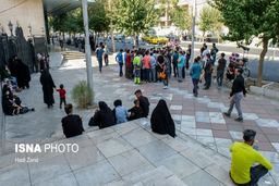 ازدحام جمعی از پناهجویان افغانستانی مقابل سفارت آلمان برای دریافت ویزا