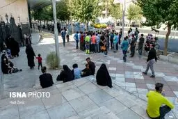 ازدحام جمعی از پناهجویان افغانستانی مقابل سفارت آلمان برای دریافت ویزا