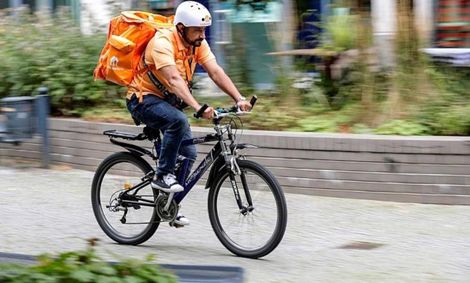 وزیر سابق افغانستان که در آلمان پیک غذا شد