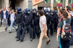 برگزاری اعتراضات خشونت بار ضد قواعد کرونایی در برلین