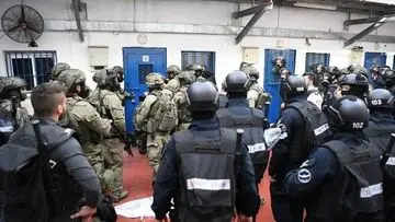 آماده‌باش و درگیری‌ در زندان نقب بین اسرا و زندانبانان اسرائیل/ اخباری از آتش زدن سلول‌ها