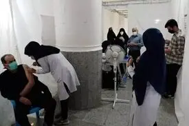 همه سنین در قم واکسینه می شوند.