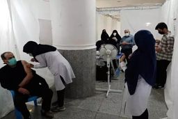 همه سنین در قم واکسینه می شوند.