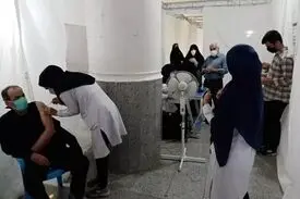همه سنین در قم واکسینه می شوند.