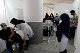 همه سنین در قم واکسینه می شوند.