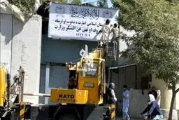 طالبان تابلوی وزارت زنان افغانستان را به وزارت «ارشادو امر به معروف» تغییر داد