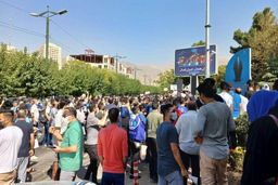 تجمع دوباره هواداران استقلال مقابل وزارت ورزش/ حمایت از مجیدی و شعار علیه مدیران