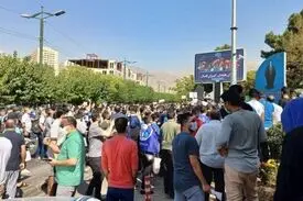 تجمع دوباره هواداران استقلال مقابل وزارت ورزش/ حمایت از مجیدی و شعار علیه مدیران