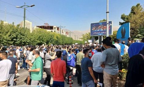 تجمع دوباره هواداران استقلال مقابل وزارت ورزش/ حمایت از مجیدی و شعار علیه مدیران