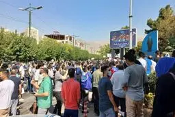 تجمع دوباره هواداران استقلال مقابل وزارت ورزش/ حمایت از مجیدی و شعار علیه مدیران