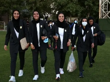 وزارت ورزش: مجوز این پوشش را به زنان فوتبالیست نداده بودیم، باید مانتو، شلوار و مقنعه بپوشند