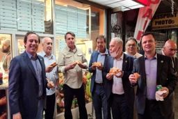 پیتزا خوردن آقای رئیس جمهور در خیابان