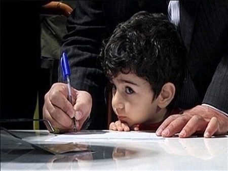 واکنش آموزش و پرورش به ندادن کارنامه دانش‌آموز به مادر | پدر و مادر هر دو می‌توانند کارنامه فرزند را دریافت کنند
