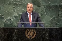 در لبه پرتگاه هستیم؛ جهان بیدار شود