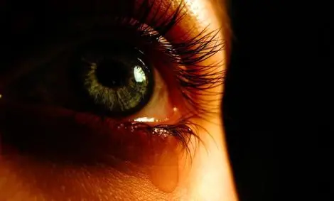 دختری با اشک های سوزناک!