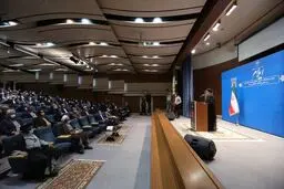 رئیس جمهور: رفع مشکلات و تنگناهای کشور با روحیه «ما می‌توانیم» امکان‌پذیر است