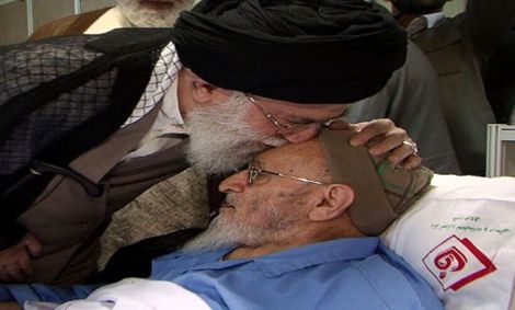 رهبر معظم انقلاب بر پیکر پاک علامه حسن‌زاده آملی نماز می‌خوانند