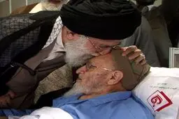 رهبر معظم انقلاب بر پیکر پاک علامه حسن‌زاده آملی نماز می‌خوانند