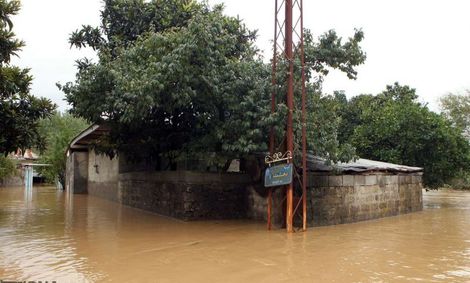 بارندگی شدید باعث نفوذ آب به ۱۰۰ منزل مسکونی در آستارا شد