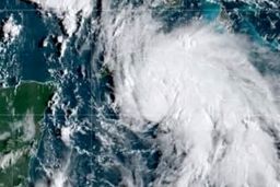 ارتفاع موج درتوفان هرمزگان به چهار متر می‌رسد!