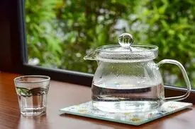 نوشیدن آب گرم ناشتا معجزه می‌کند