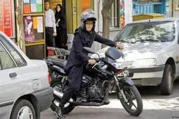 موتورسواری بانوان خلاف قانون است
