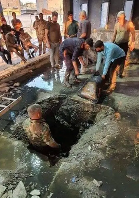 ۲۰۰ کیسه اسکناس از زیر آوار شعبه بانک مرکزی عراق خارج شد