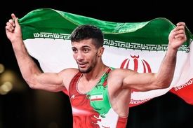 اهدای مدال طلای محمدرضا گرایی به شهید گمنام