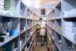 ۱۰۰۰ نفر از مقامات دولتی داروخانه دارند!