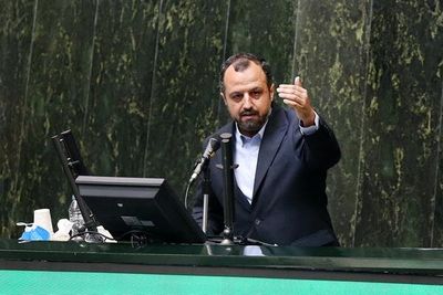 خاندوزی: برنامه دولت حمایت از بازار بورس و سهامداران خُرد است