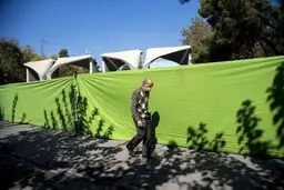دانشگاه تهران: پرده سبز جلوی دانشگاه تهران از اول انقلاب و برای نماز جمعه کشیده می‌شود