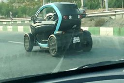 مشاهده اولین خودروی برقی ایرانی در خیابان‌های تهران