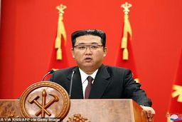 رهبر کره شمالی عکس پدر و پدربزرگش را حذف کرد!