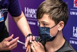 ١٠٠ دلار جایزه به بچه‌هایی که واکسن می‌زنند