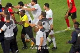 درگیری لفظی کی‌روش با بازیکن آنگولا