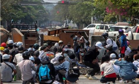 ارتش میانمار معترضان را با خودرو زیر گرفت