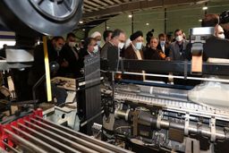 رئیس جمهور از یک واحد نساجی در یزد بازدید کرد