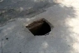 سقوط ناگهانی افراد در چاله‌ها مرتبط با فرونشست زمین نیست