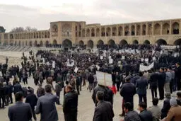 امام جمعه اصفهان: آب اینگونه است، گاهی هست و گاهی نیست