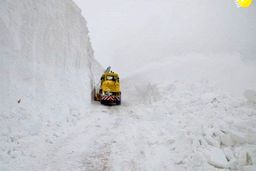 ارتفاع برف در گردنه ژالانه هورامان به ۱۰ متر رسید!