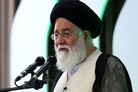 علم‌الهدی: در ورزشگاه‌های فوتبال مکان‌هایی مخصوص حضور زنان ایجاد شود