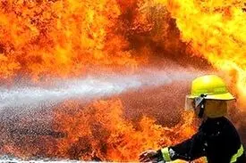 آتش سوزی در یکی از مجتمع های نزدیک به راه آهن تهران