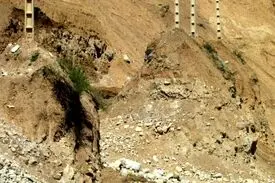 رانش کوه در کوهرنگ راه فرعی ۲روستای بخش بازفت را مسدود کرد