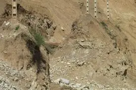 رانش کوه در کوهرنگ راه فرعی ۲روستای بخش بازفت را مسدود کرد