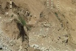 رانش کوه در کوهرنگ راه فرعی ۲روستای بخش بازفت را مسدود کرد