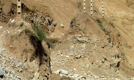 رانش کوه در کوهرنگ راه فرعی ۲روستای بخش بازفت را مسدود کرد