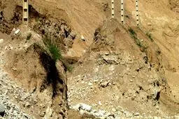 رانش کوه در کوهرنگ راه فرعی ۲روستای بخش بازفت را مسدود کرد