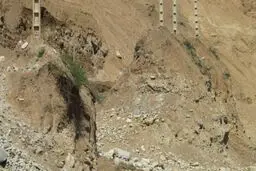 رانش کوه در کوهرنگ راه فرعی ۲روستای بخش بازفت را مسدود کرد