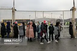 زنان هوادار مقابل درب ورزشگاه آزادی: مرد سالار نباشید!