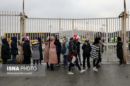 زنان هوادار مقابل درب ورزشگاه آزادی: مرد سالار نباشید!